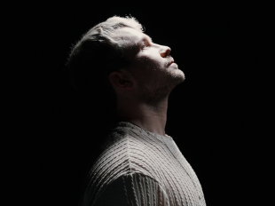 Felix Raphael unveils second LP single "Compass (how to stay aligned)" – Out Now + Exclusive Interview